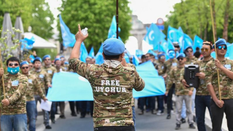 Os uigures participam de uma marcha de protesto pedindo à União Europeia que peça à China que respeite os direitos humanos na região chinesa de Xinjiang e que peça o encerramento do "centro de reeducação" onde estão detidos vários uigures, durante uma manifestação nas instituições da UE em Bruxelas (Bélgica) em 27 de abril de 2018 (Emmanuel Dunand / AFP / Getty Images)
