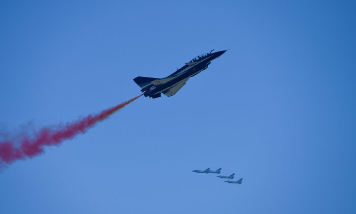 Os caças J-10 chineses da Equipe Acrobática Bayi da Força Aérea do Exército de Libertação do Povo se apresentam no Airshow China 2018 em Zhuhai, na província de Guangdong, no sul da China, em 7 de novembro de 2018 (Wang Zhao / AFP / Getty Images)
