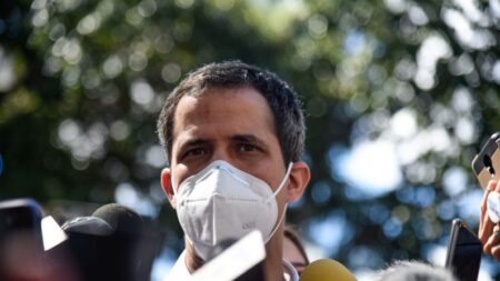 Policiais venezuelanos foram à casa de Guaidó para prendê-lo, segundo sua esposa