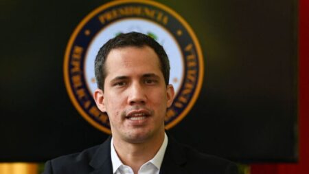 Guaidó condena visita do regime de Maduro a Cuba: ditadura financia “repressão e perseguição”