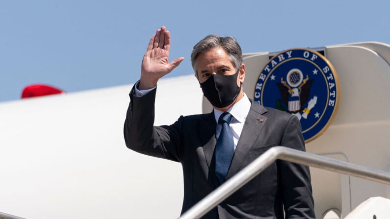 O Secretário de Estado Antony Blinken cumprimenta sua chegada ao Aeroporto Ciampino em Roma em 27 de junho de 2021 (Andrew Harnik / POOL / AFP via Getty Images)
