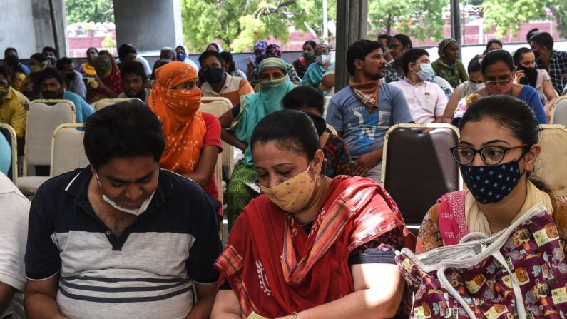 As pessoas esperam sua vez para receber uma dose da vacina Covishield contra covid-19 durante uma campanha de vacinação no Tagore Hall em Ahmedabad, Índia, em 6 de julho de 2021 (Sam Panthaky / AFP via Getty Images)
