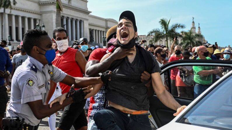 Um homem é preso durante uma manifestação contra o regime do presidente cubano Miguel Díaz-Canel em Havana (Cuba) em 11 de julho de 2021 (Yamil Lage / AFP via Getty Images)
