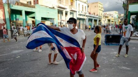 Polícia cubana prende temporariamente dois intelectuais críticos do regime