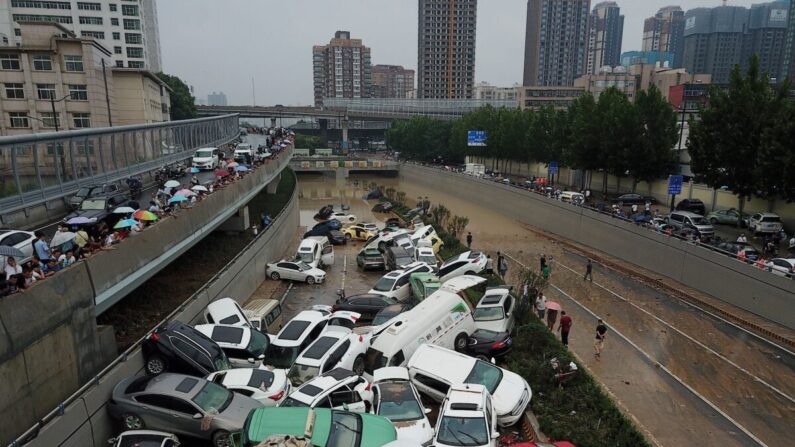 Uma vista aérea mostra carros inundando na entrada de um túnel depois que fortes chuvas atingiram a cidade de Zhengzhou, província de Henan, no centro da China, em 22 de julho de 2021 (NOEL CELIS / AFP via de Getty Images)
