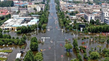 Ajuda é escassa para os afetados pelas enchentes em Henan, de acordo com a população local