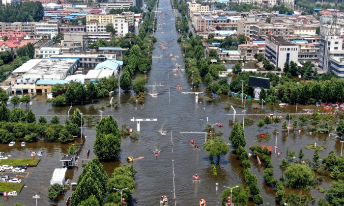 Esta foto aérea, tirada em 26 de julho de 2021, mostra uma área inundada na cidade de Weihui, província de Henan, China (STR / AFP via Getty Images)
