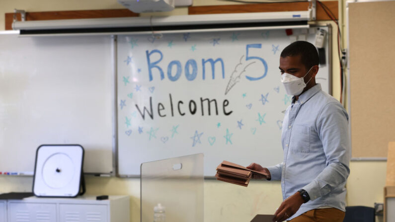 O professor de jardim de infância da Bryant Elementary School, Chris Johnson, prepara sua sala de aula em 9 de abril de 2021 em São Francisco, Califórnia (Justin Sullivan / Getty Images)
