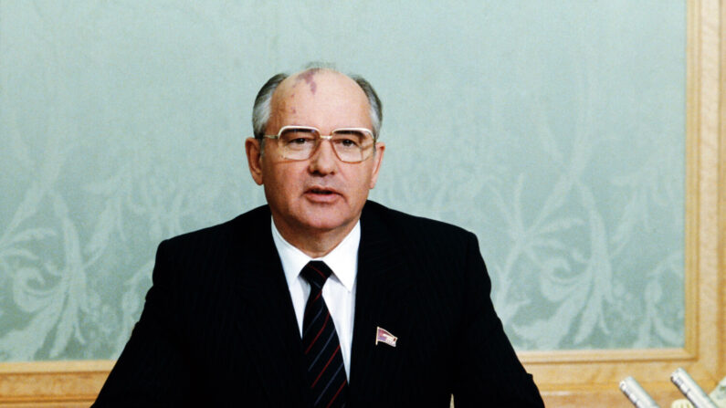 O líder soviético Mikhail Gorbachev fala à nação soviética na Central Television, Moscou, em 14 de maio de 1986 (AFP / TASS PHOTO)