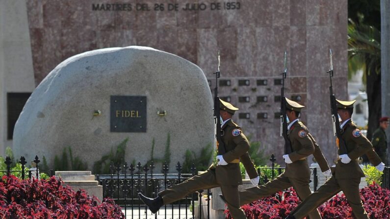 Soldados em frente ao túmulo do falecido líder cubano Fidel Castro no cemitério de Santa Ifigenia em Santiago de Cuba, tirada em 20 de junho de 2017 (YAMIL LAGE / AFP via Getty Images)
