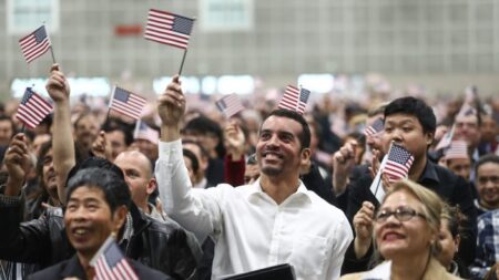 Governo Biden anuncia campanha para tornar mais fácil para milhões de imigrantes se tornarem cidadãos