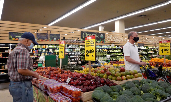 Os clientes compram produtos em um supermercado em Chicago, Illinois, em 10 de junho de 2021. A inflação aumentou 5% no período de 12 meses encerrado em maio, o maior aumento desde agosto de 2008. Os preços dos alimentos aumentaram 2,2% no mesmo período (Scott Olson / Getty Images)
