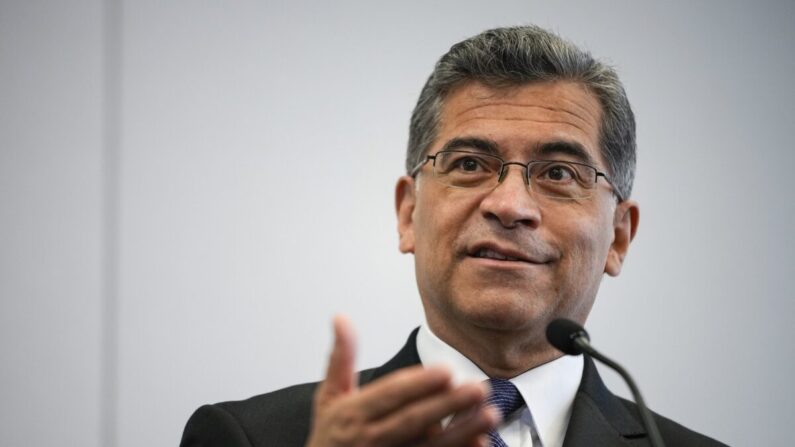 O Secretário de Saúde e Serviços Humanos (HHS), Xavier Becerra, fala à imprensa, em Washington, no dia 5 de maio de 2021 (Drew Angerer / Getty Images)
