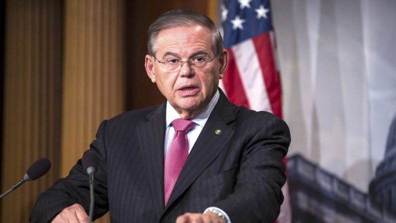 O senador Bob Menendez (DN.J.) fala durante uma entrevista coletiva no Capitólio, em Washington, em 12 de dezembro de 2018 (Zach Gibson / Getty Images)
