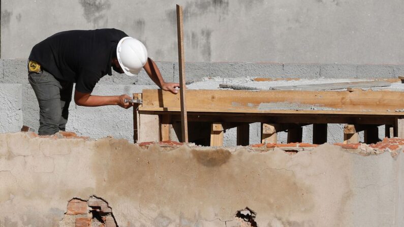 Trabalhadores da construção civil, operários reformam telhado de imóvel em obras no Centro do Rio (Fernando Frazão/Agência Brasil)