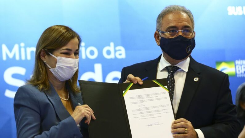 A secretária de gestão do trabalho e da educação na saúde, Mayra Pinheiro,e o ministro da Saúde, Marcelo Queiroga, durante o lançamento do Plano Nacional de Fortalecimento das Residências em Saúde (Marcelo Carmargo/Agência Brasil)