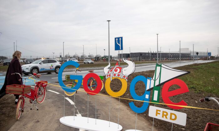 Uma mulher passa pela barreira com o tema Google em frente ao data center de uma empresa em 30 de novembro de 2020 (Frank Cilius / Ritzau Scanpix / AFP via Getty Images)
