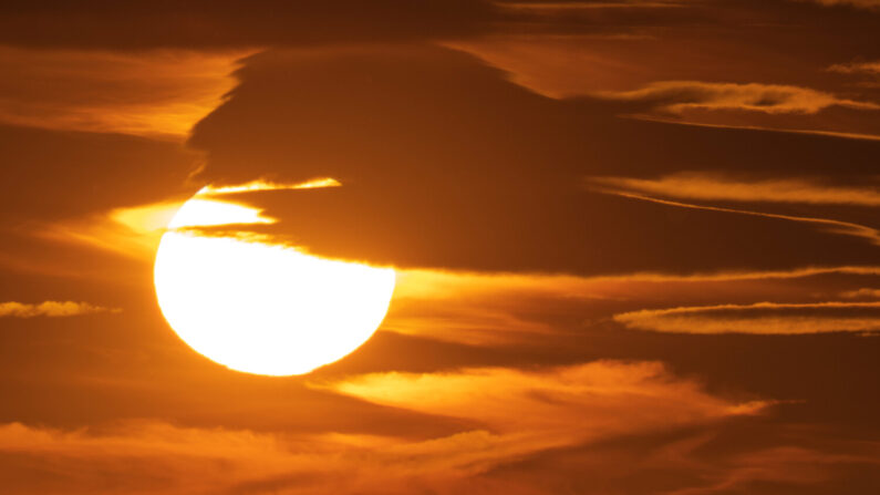 Andrew Fusek-Peters, 54, notou a cobertura de nuvens abrindo caminho para um deslumbrante pôr do sol de verão e tirou várias fotos espetaculares (SWNS)
