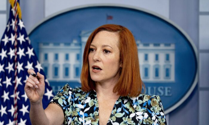 A secretária de imprensa da Casa Branca, Jen Psaki, visita um repórter durante uma coletiva de imprensa na Casa Branca em Washington em 16 de abril de 2021 (Andrew Harnik / AP Photo)
