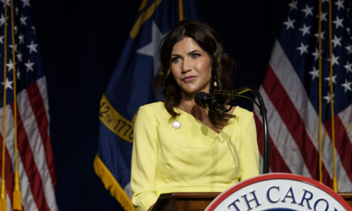 A governadora da Dakota do Sul, Kristi Noem, fala aos participantes da convenção NCGOP em Greenville, Carolina do Norte em 5 de junho de 2021 (Melissa Sue Gerrits / Getty Images)
 