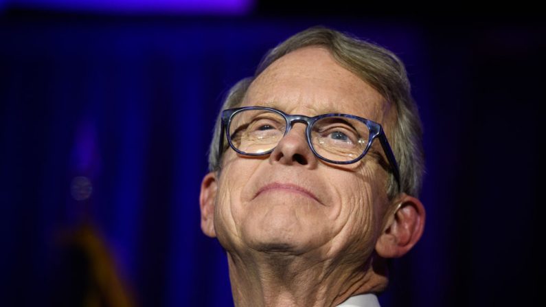 O governador de Ohio, Mike DeWine, faz seu discurso de vitória após vencer a corrida para governador de Ohio no Sheraton Capitol Square em Columbus, Ohio, em 6 de novembro de 2018 (Justin Merriman / Getty Images)
