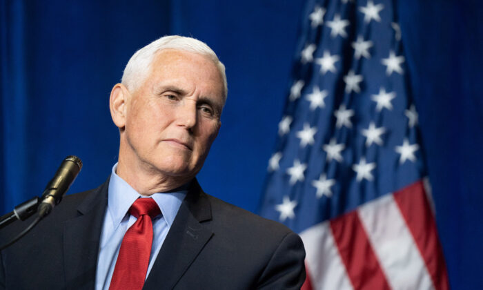 O ex-vice-presidente Mike Pence fala para uma multidão durante um evento patrocinado pela Família Palmetto em Columbia, Carolina do Sul, em 29 de abril de 2021 (Sean Rayford / Getty Images)