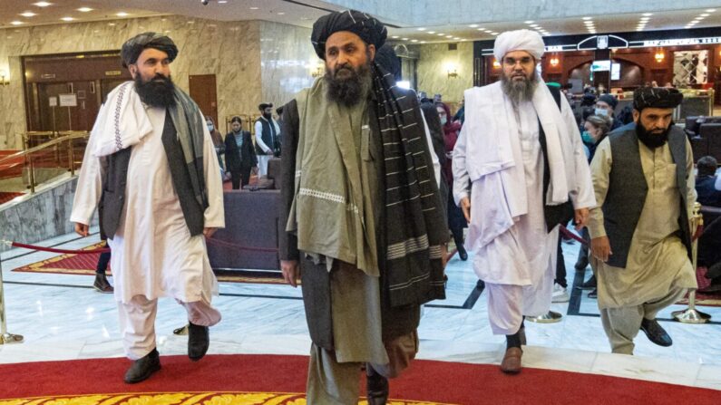 O co-fundador do Taleban, Mullah Abdul Ghani Baradar (C) e outros membros da delegação do Taleban chegam para participar de uma conferência internacional sobre o Afeganistão sobre a resolução pacífica do conflito em Moscou em 18 de março de 2021 (Alexander Zemlianichenko / Pool / AFP via Getty Imagens)
