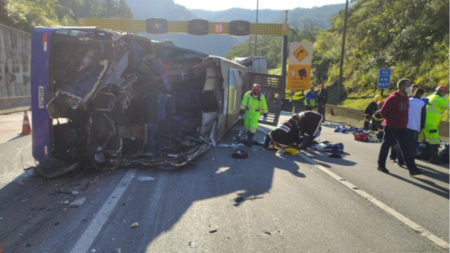 Ônibus do time do Umuarama Futsal tomba e deixa 2 mortos e 20 feridos