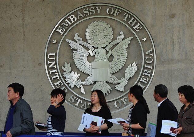 Os cidadãos chineses aguardam para apresentar seus pedidos de visto na Embaixada dos EUA em Pequim em 2 de maio de 2012 (Mark Ralston / AFP / GettyImages)
 