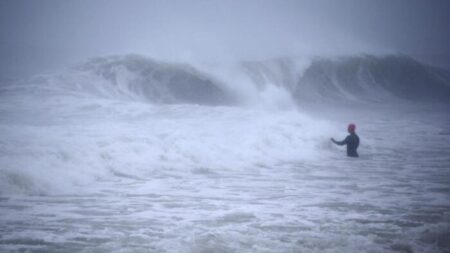 Tempestade tropical Henri segue para o norte após entrar no continente, Biden faz declaração de emergência