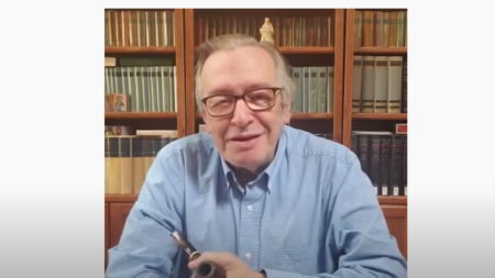 Olavo de Carvalho volta a ser internado