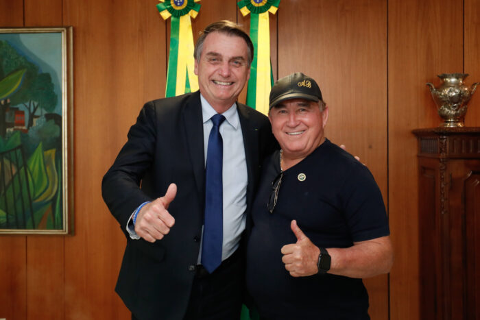 Presidente da República, Jair Bolsonaro durante encontro cantor com Amado Batista, Gilson Machado Neto e Uugton Batista da Silva, em cindo de setembro de 2019 (Alan Santos - PR via Flickr/ Domínio Público)