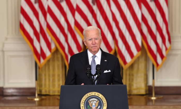 O presidente Joe Biden faz comentários sobre o agravamento da crise no Afeganistão na Sala Leste da Casa Branca em Washington em 16 de agosto de 2021 (Anna Moneymaker / Getty Images)
