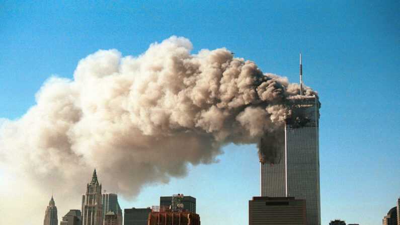 A fumaça sobe das torres gêmeas do World Trade Center depois que eles foram atingidos por dois aviões sequestrados em um ataque terrorista em 11 de setembro de 2001 na cidade de Nova Iorque (Robert Giroux / Getty Images)
