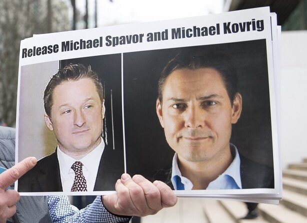 Louis Huang, de Vancouver Freedom and Democracy for China, segura fotos dos canadenses Michael Spavor e Michael Kovrig, detidos pela China, em frente à Suprema Corte da Colúmbia Britânica em Vancouver em 6 de março de 2019 (JASON REDMOND / AFP via Getty Images)
