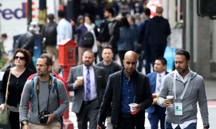 Pedestres caminham pela Powell Street em San Francisco em 14 de maio de 2019 (Justin Sullivan / Getty Images)
