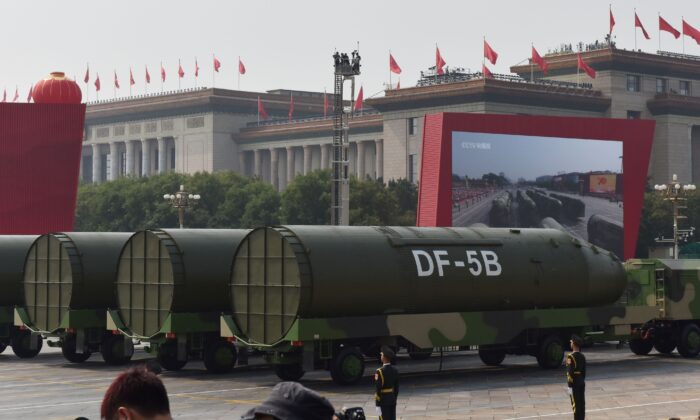 Veículos militares transportando ICBMs DF-5B em um desfile militar na Praça Tiananmen de Pequim em 1 de outubro de 2019 (Greg Baker / AFP via Getty Images)
