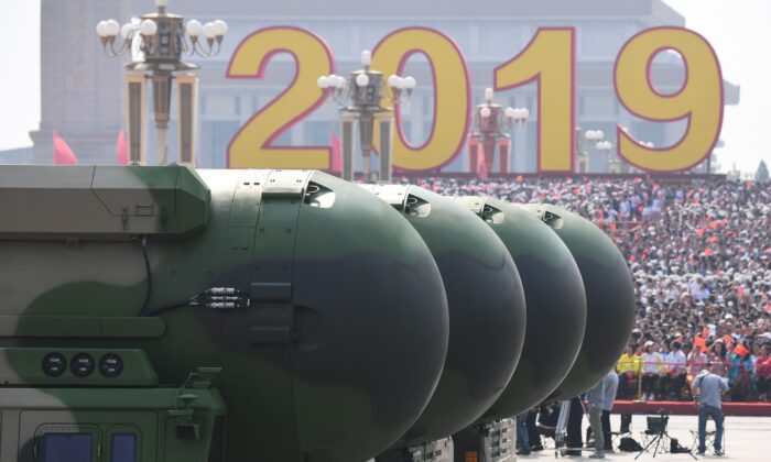 O DF-41 ICBM com capacidade nuclear durante um desfile militar na Praça Tiananmen de Pequim em 1 de outubro de 2019 (Greg Baker / AFP via Getty Images)
