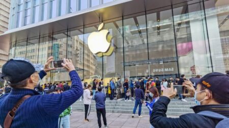 Apple sofre queda de 3% e acionistas perdem R$ 530 bi perante demanda fraca por iPhone 16