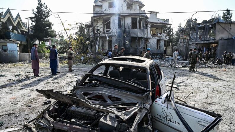 O pessoal de segurança afegão inspeciona o local um dia depois que um carro-bomba explodiu perto dos destroços em Cabul em 4 de agosto de 2021 (WAKIL KOHSAR / AFP via Getty Images)
