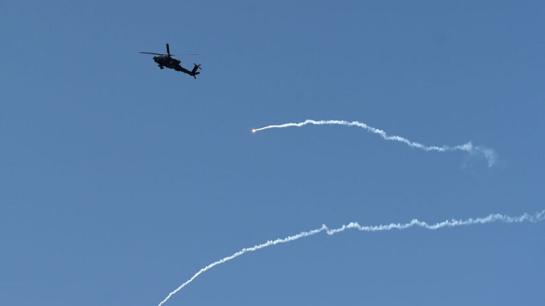 Um helicóptero militar dos EUA sobrevoa a embaixada dos EUA em Cabul em 15 de agosto de 2021 (WAKIL KOHSAR / AFP via Getty Images)
