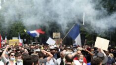 ‘Devíamos abolir isso’: protestos contra passaporte de vacina francesa continuam pelo 6º fim de semana