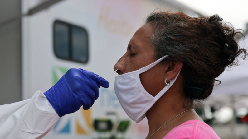 Trabalhadores médicos administram testes COVID-19 rápidos entre a comunidade agrícola em 17 de fevereiro de 2021 em Immokalee, Flórida (Spencer Platt / Getty Images)
