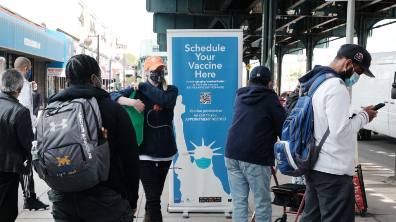 Um posto de vacinação oferece seus serviços no Bronx, no dia 7 de maio de 2021, na cidade de Nova Iorque (Spencer Platt / Getty Images)
