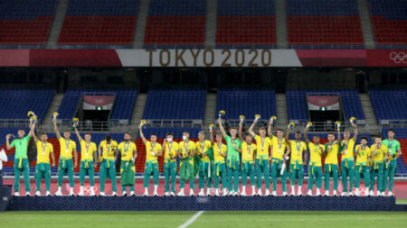 Seleção do Brasil rejeita camisas patrocinadas pela China na cerimônia da medalha de ouro olímpica