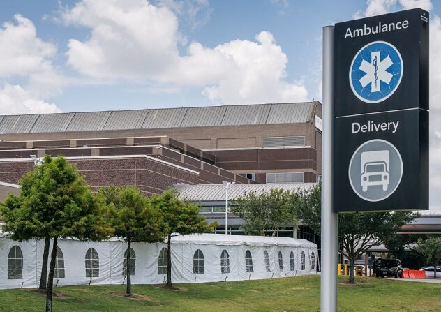 Um corredor que leva às tendas médicas está exposto do lado de fora do Lyndon B. Johnson Hospital em 10 de agosto de 2021, em Houston, Texas. O hospital montou tendas médicas em preparação para um grande número de pacientes em tratamento para a variante delta do COVID-19 (Brandon Bell / Getty Images)
