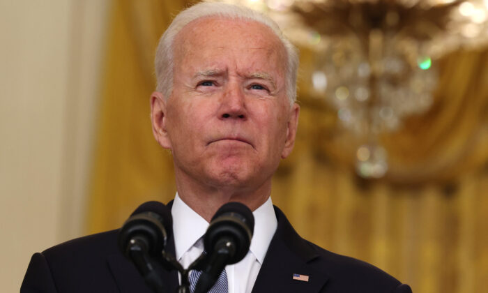 O presidente Joe Biden faz uma pausa enquanto faz comentários sobre o agravamento da crise no Afeganistão na Sala Leste da Casa Branca em Washington em 16 de agosto de 2021 (Anna Moneymaker / Getty Images)
