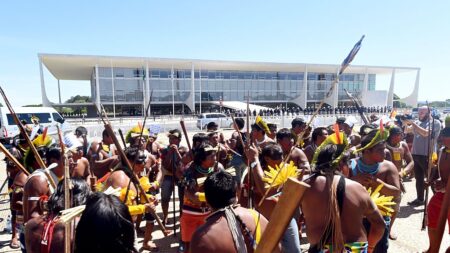 Indígenas aglomerados se manifestam em Brasília e criticam votação no STF