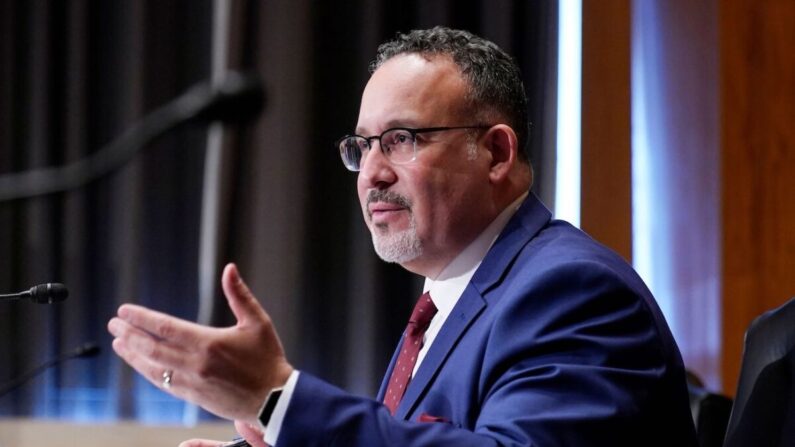 Miguel Cardona fala durante sua audiência de confirmação para ser Secretário de Educação, no Capitólio, em Washington, em 3 de fevereiro de 2021 (Susan Walsh / POOL / AFP via Getty Images)
