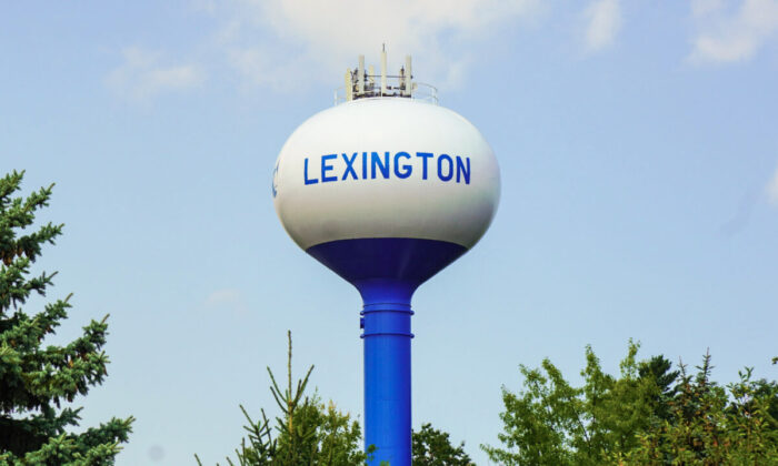 A torre de água municipal na vila de Lexington, Michigan, localizada às margens do Lago Huron na área Thumb de Michigan em 23 de agosto de 2021 (Steven Kovac / Epoch Times)
